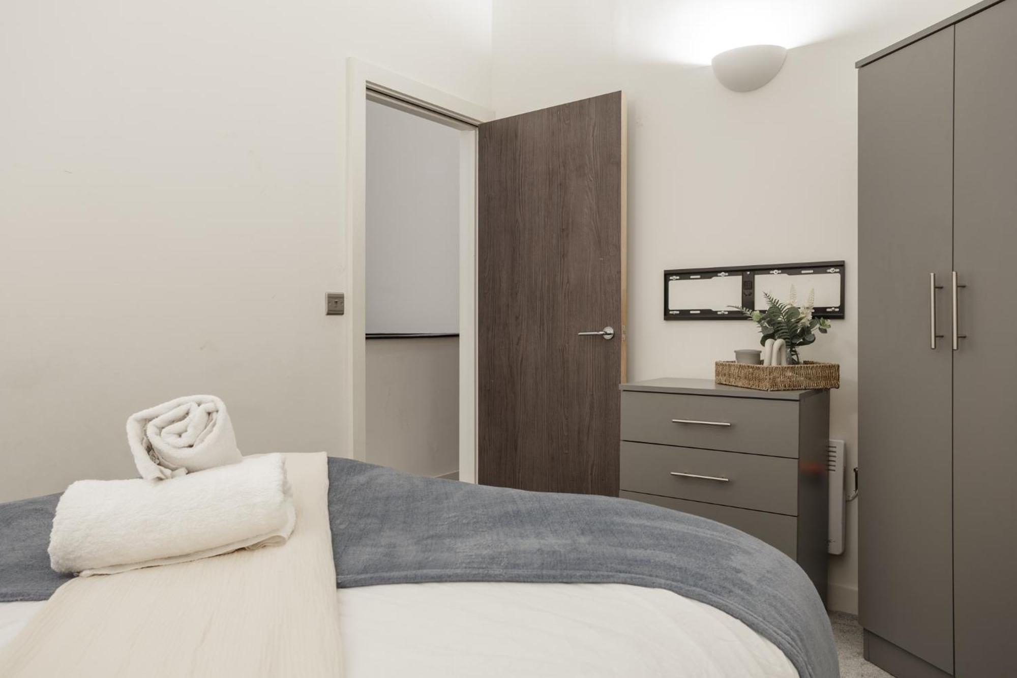 Exclusive Penthouse- 85 Inch Huge Tv Apartment Bradford  Bagian luar foto
